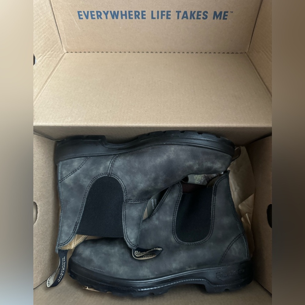 Gently worn Blundstone women’s size 9US men’s size 7US rustic black